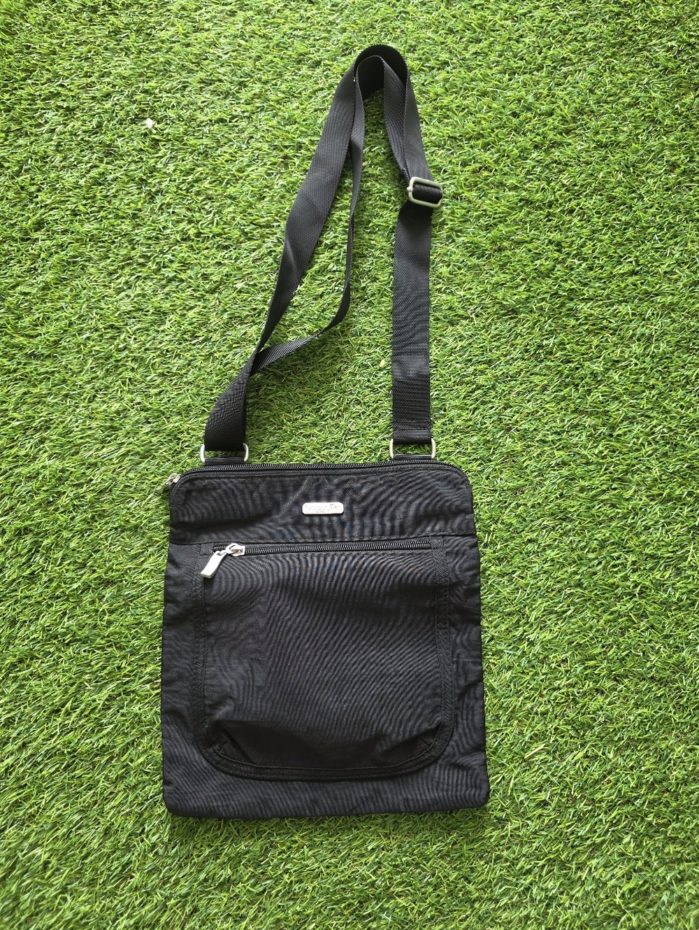 Baggallini Women's Pocket Slim Crossbody Messenger Bag Black